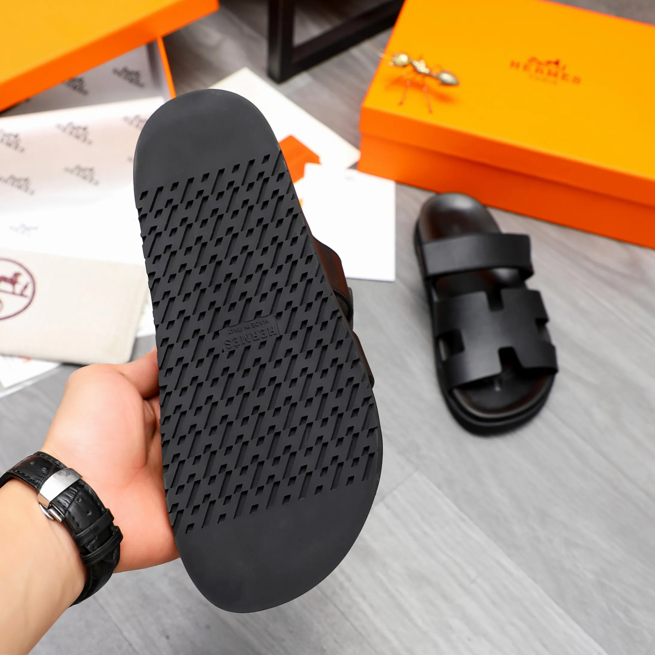 Men's shoes 💰340 Product trademark: Hermes "Hermes" Couple's slippers Regular size: 36-46 Product materials: Selected high-quality cowhide upper, microfiber lining, original outsole